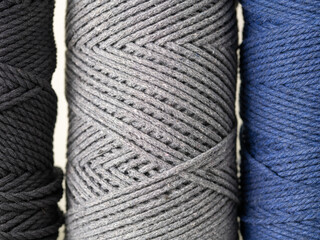 Mehrere Garnspulen aus dicker Baumwolle, Macramee