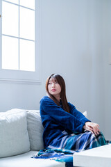 Obraz premium 冬のリビングでリラックスする日本人女性