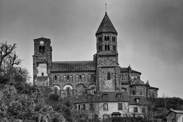 &eacute;glise de la ville de Saint Nectaire en noir et blanc
