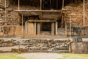 Columnas Ancestrales: Detalle Arquitectónico del Templo Chavín