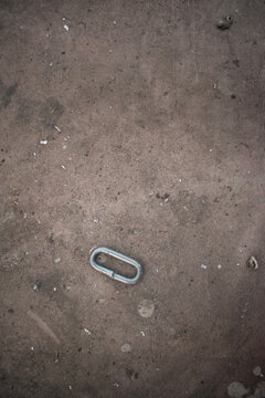 Imagen vertical del suelo de un mec&aacute;nico con fierros y viejo y desgastado en el suelo