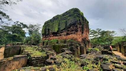 Ruinas de un templo dentro de la sagrada ciudad antigua de Pollonnaruwa, Sri Lanka
