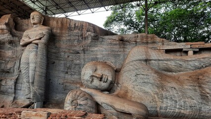 Buda reclinado carvados en la roca dentro de la sagrada ciudad antigua de Pollonnaruwa, Sri Lanka