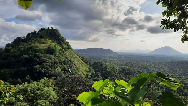 Vistas panoramicas al valle, yendo a los templos en cuevas reales de Dambulla, Sri Lanka