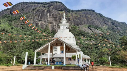 Estupa budista camino al pico de adan en Sri Lanka