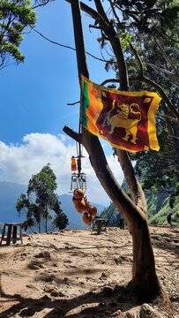 Bandera de Sri Lanka flameando en las monta&ntilde;as, Ella