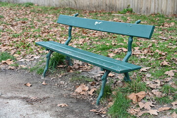 Bancs verts dans un parc parisien