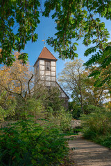 Obraz premium Fachwerkturm der mittelalterlichen Dorfkirche in Berlin-Tempelhof, Ansicht von Westen