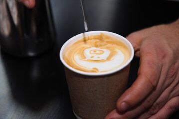 Latte Art - Barista gestaltet am Cappuccino Muster