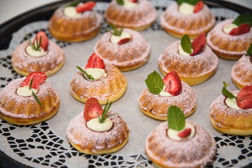 Minigugelhupf mit Erdbeeren - leckerer Minikuchen