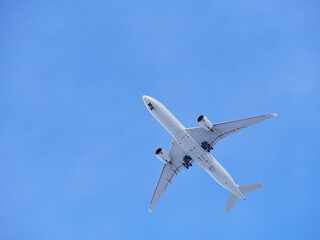 Plane in blue sky: overhead, under plane, chassis exit occurred.