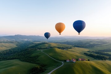Obraz premium Heißluftballonfahrt über eine malerische Landschaft