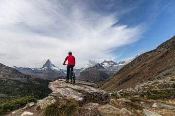 Fototapeta premium Radeln am Matterhorn