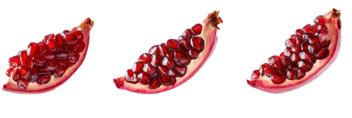 Drei saftige Granatapfelscheiben mit Kernen auf transparentem Hintergrund png