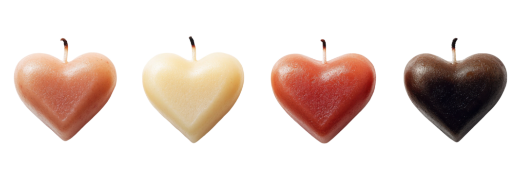 Vier herzförmige Kerzen in verschiedenen Farbtönen und Stilen auf transparentem Hintergrund png