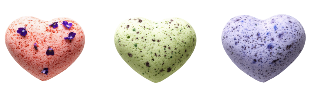 Bunt gesprenkelte herzförmige Steine mit floralen und gepunkteten Mustern png