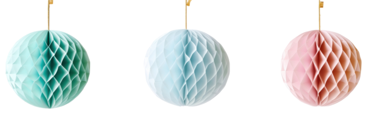 Bunte Papierwabendekorationen mit mintgrünen, blauen und rosa Kugeln, die isoliert auf transparentem Hintergrund hängen png