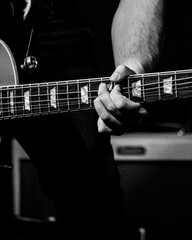 Persona tocando un instrumento musical de cuerdas