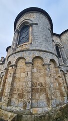 L'une des absides extérieures de l'ancienne abbatiale de Saint-Savin (Vienne)