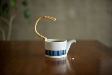 取手の付け根部分が割れてしまった陶器の急須