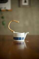 取手の付け根部分が割れてしまった陶器の急須