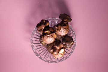 クリスタルボールに入れたピーナッツチョコ