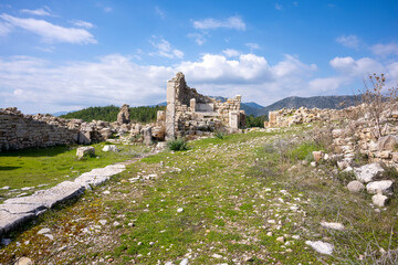 The remains of an Opramoas monument, aqueduct, a small theater, a temple of Asclepius, sarcophagi, and churches from Rhodiapolis, which was a city in ancient Lycia. Today it is located in Kumluca