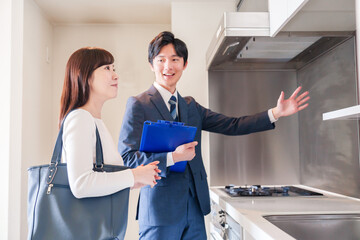 不動産見学の案内をする不動産会社のスタッフ