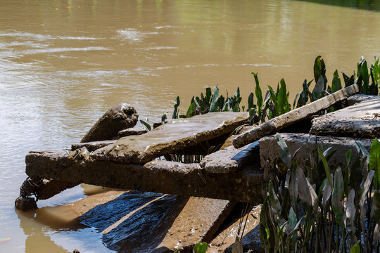 muddy jetty collapsed vietnam river