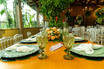 Mesa e decoração em Casamento, com bolo de casamento, docinhos e detalhes rústicos em casamento