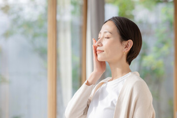 肌の潤いを実感するミドル女性