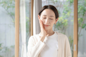 肌の潤いを実感するミドル女性