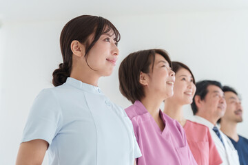 Obraz premium 笑顔の医療従事者たち（複数人・多人数・大人数、集団）