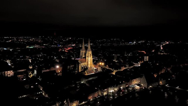 Dom St. Peter zu Regensburg, kurz Regensburger Dom, Deutschland, Luftaufnahme bei Nacht. Regensburg Cathedral most important church and landmark of city of Regensburg Germany, aerial view at night. 