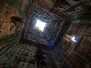 アンコールトムの遺跡の中から見上げる