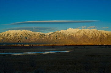 lake by the mountains, Utah winter, Utah mountains. narrow cloud and mountains, blue sky and mountains
