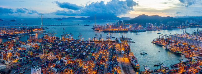 Obraz premium Stonecutters Bridge & Container port at Dusk