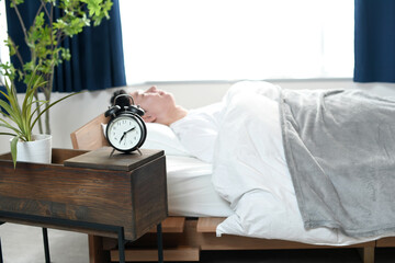 寝室で良質な睡眠・熟睡・快眠をする男性