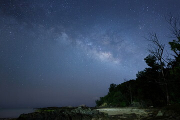 沖縄の浜辺と天の川と星空