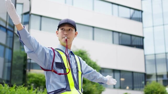 交通整理をする交通誘導員