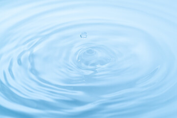 美しい水面の波紋