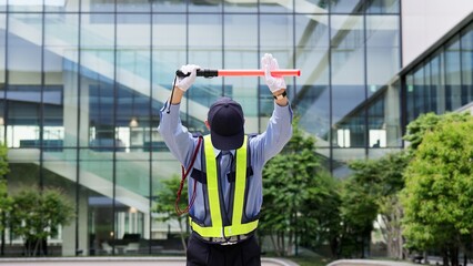 交通整理をする交通誘導員