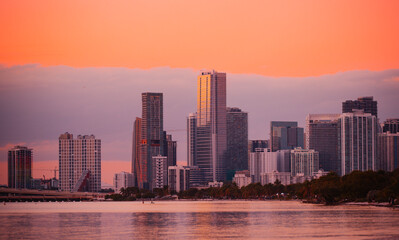 Naklejka premium landscape skyline at sunset miami