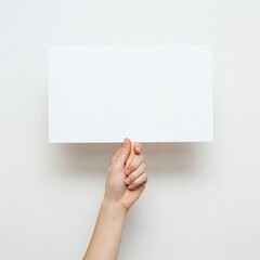 Obraz premium hand holding blank paper