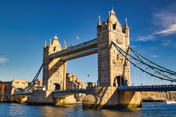 Obraz premium Tower Bridge, London: View of Bridge Structure and Surroundings