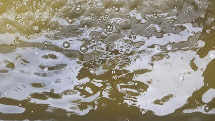 The green water has waves and bubbles, and the reflection in the water is also beautiful. The waves have many layers.