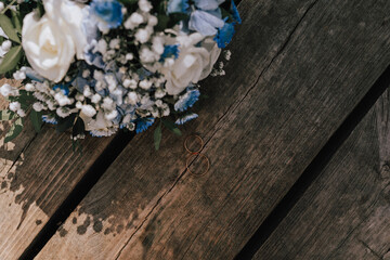 Obraz premium the bride's blue bouquet and wedding rings