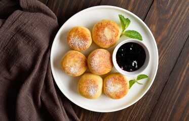 Cheesecakes from cottage cheese (syrniki or curd fritters)