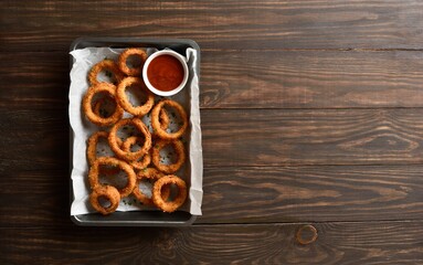 Roasted breaded onion rings served with ketchup