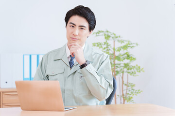 考える不動産営業マン（ビジネスマン・作業着）
